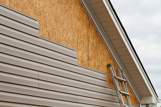 Professional Siding technician working in Felton, PA